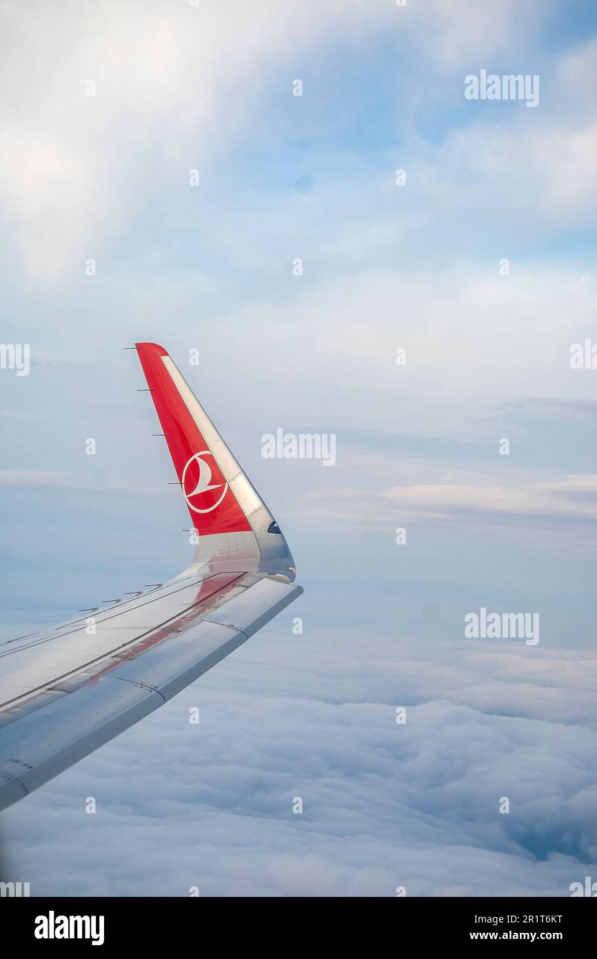 Der Flugzeugflügel der Turkish Airlines ließ den Himmel über den Prince Islands fliegen. Stockfoto