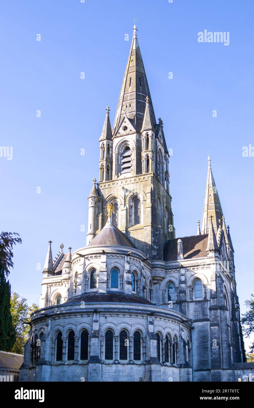 Der hohe gotische Turm einer anglikanischen Kirche in Cork, Irland. Neogotische christliche religiöse Architektur. Kathedrale St. Fin Barre, Cork - ON Stockfoto