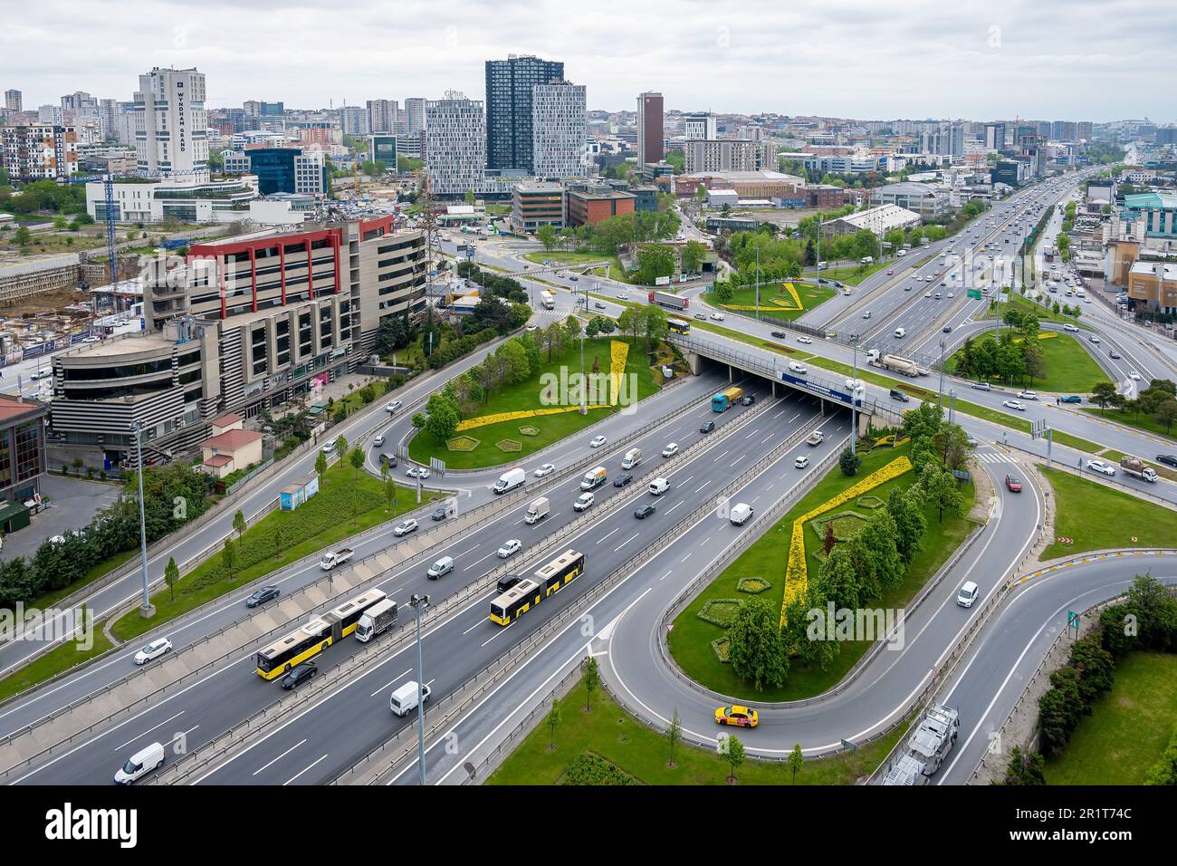 Zincirlikuyu und Gayrettepe District in istanbul. Wolkenkratzer, Einkaufszentrum und Wohnhäuser in Zincirlikuyu, einem der bevölkerungsreichsten Finanzviertel Stockfoto