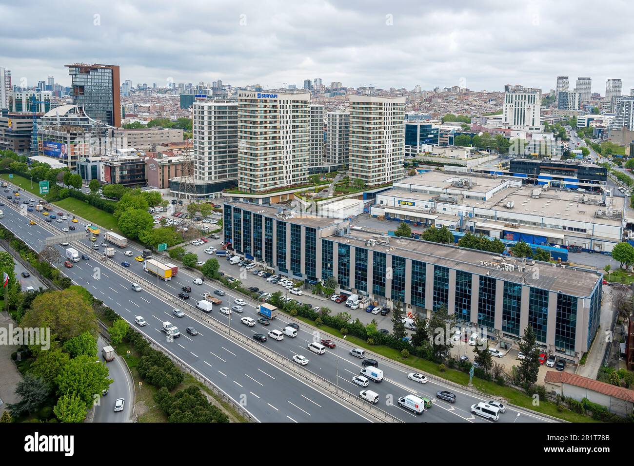 Wunderschöner Blick aus der Vogelperspektive auf die Straßen und den Verkehr von Istanbul Stockfoto