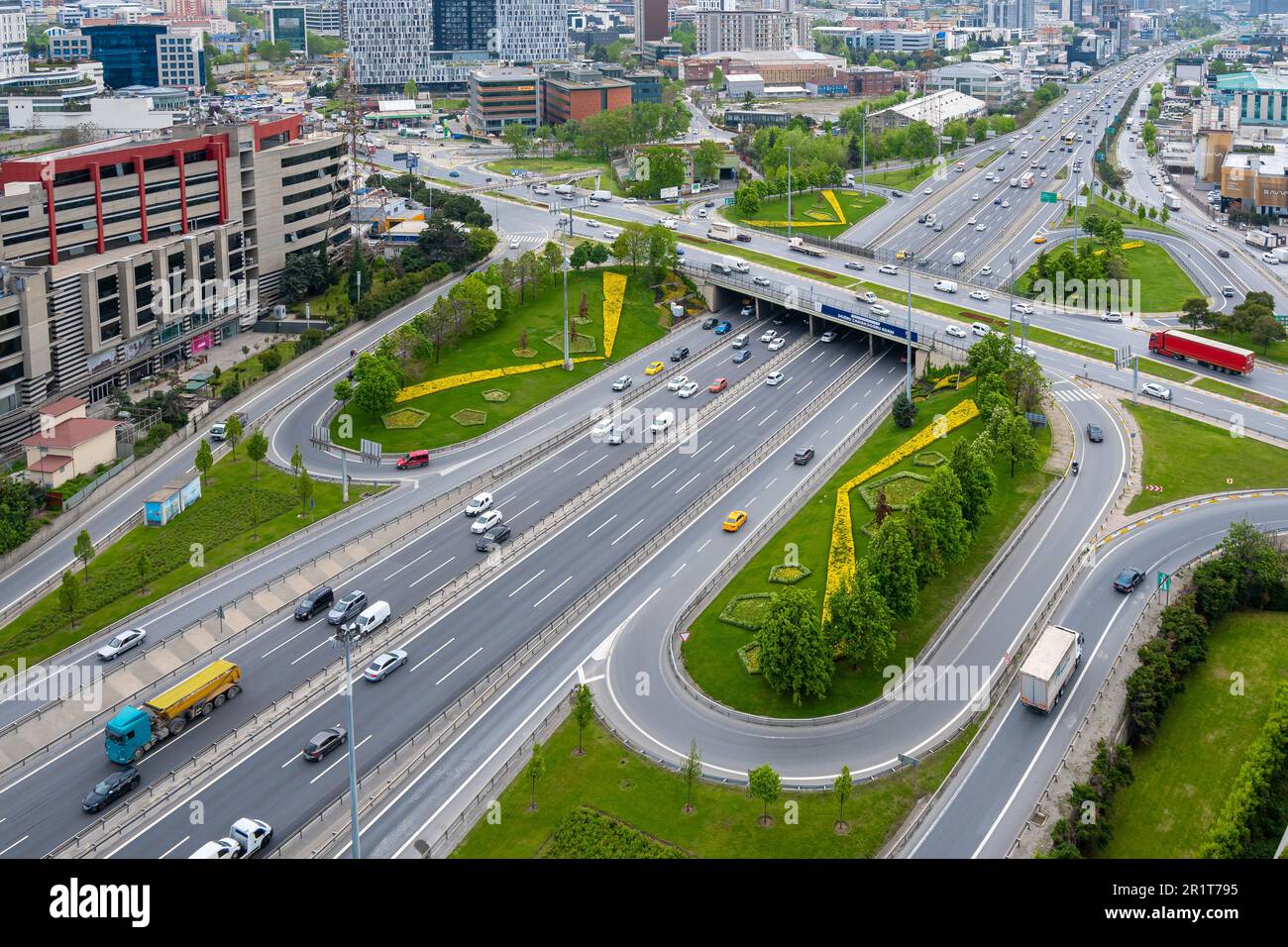 Zincirlikuyu und Gayrettepe District in istanbul. Wolkenkratzer, Einkaufszentrum und Wohnhäuser in Zincirlikuyu, einem der bevölkerungsreichsten Finanzviertel Stockfoto