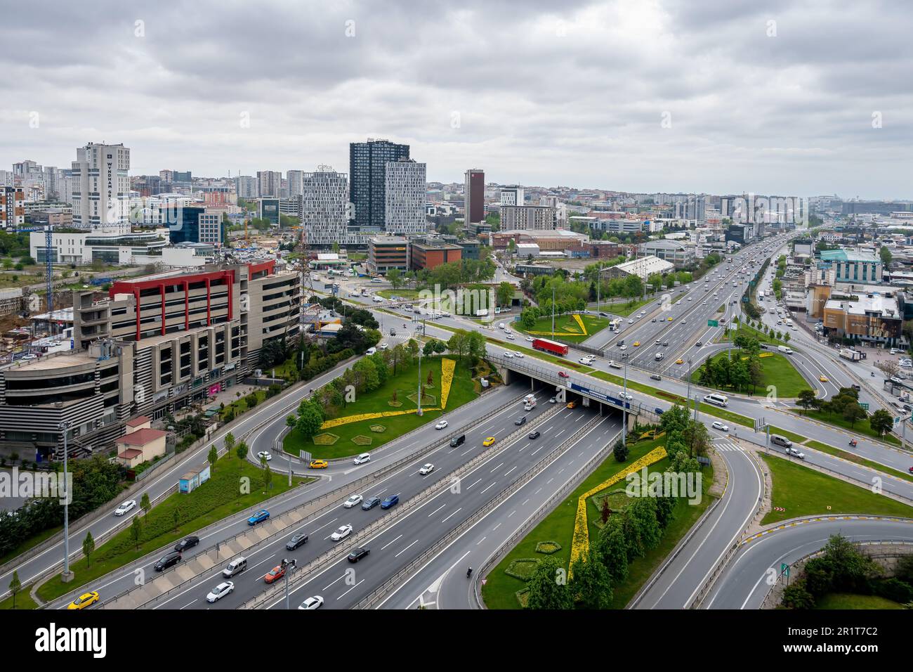 Zincirlikuyu und Gayrettepe District in istanbul. Wolkenkratzer, Einkaufszentrum und Wohnhäuser in Zincirlikuyu, einem der bevölkerungsreichsten Finanzviertel Stockfoto