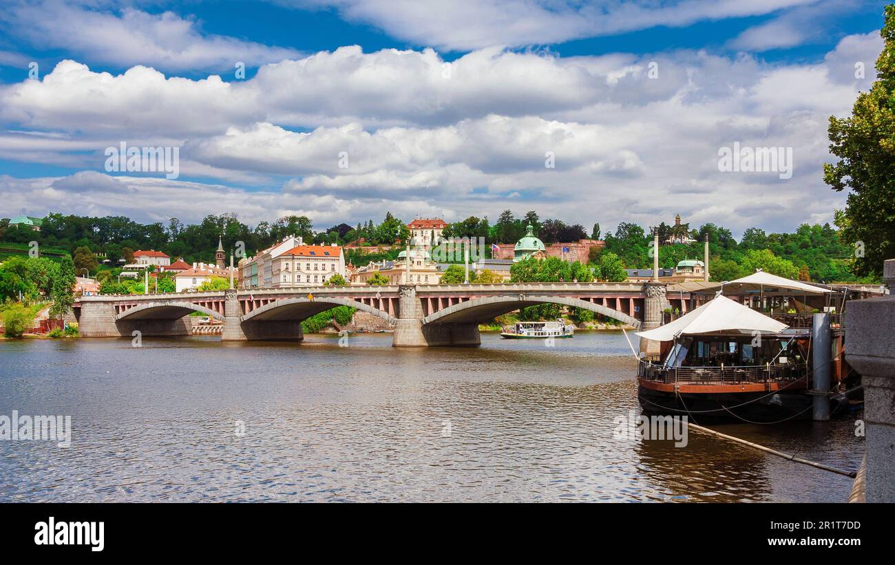 Prag und Moldau mit Manes-Brücke Stockfoto