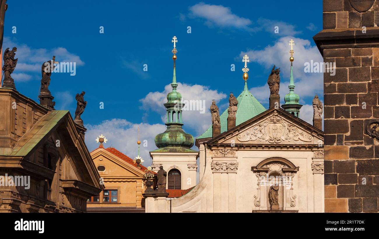 Barocke Kunst und Architektur in Prag. 17. Century St. Salvatorkirche und Kirche des Heiligen Franziskus von Assisi im Viertel Stare Mesto (Altstadt) Stockfoto
