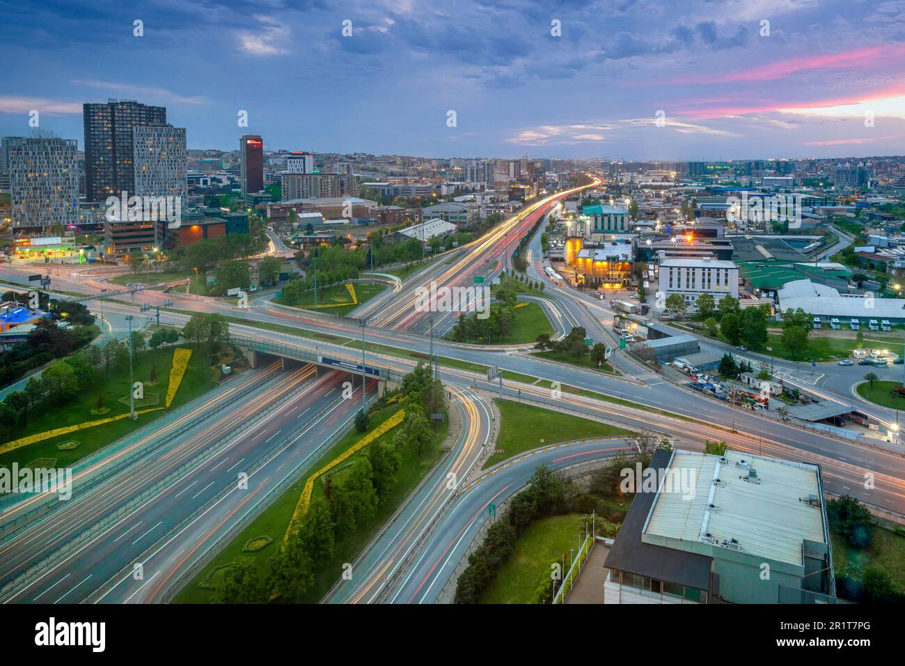 Zincirlikuyu und Gayrettepe District in istanbul. Wolkenkratzer, Einkaufszentrum und Wohnhäuser in Zincirlikuyu, einem der bevölkerungsreichsten Finanzviertel Stockfoto