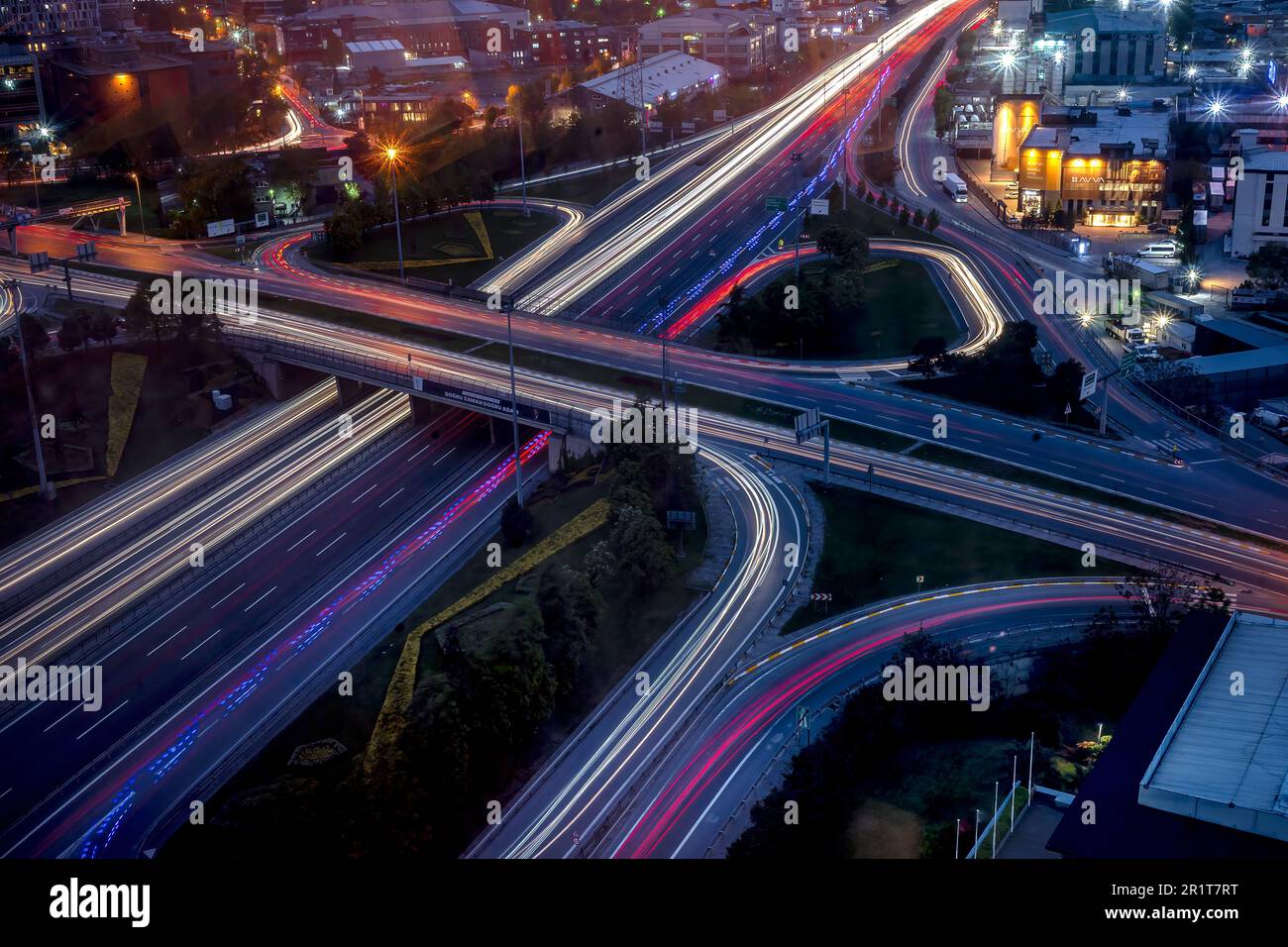 Zincirlikuyu und Gayrettepe District in istanbul. Wolkenkratzer, Einkaufszentrum und Wohnhäuser in Zincirlikuyu, einem der bevölkerungsreichsten Finanzviertel Stockfoto