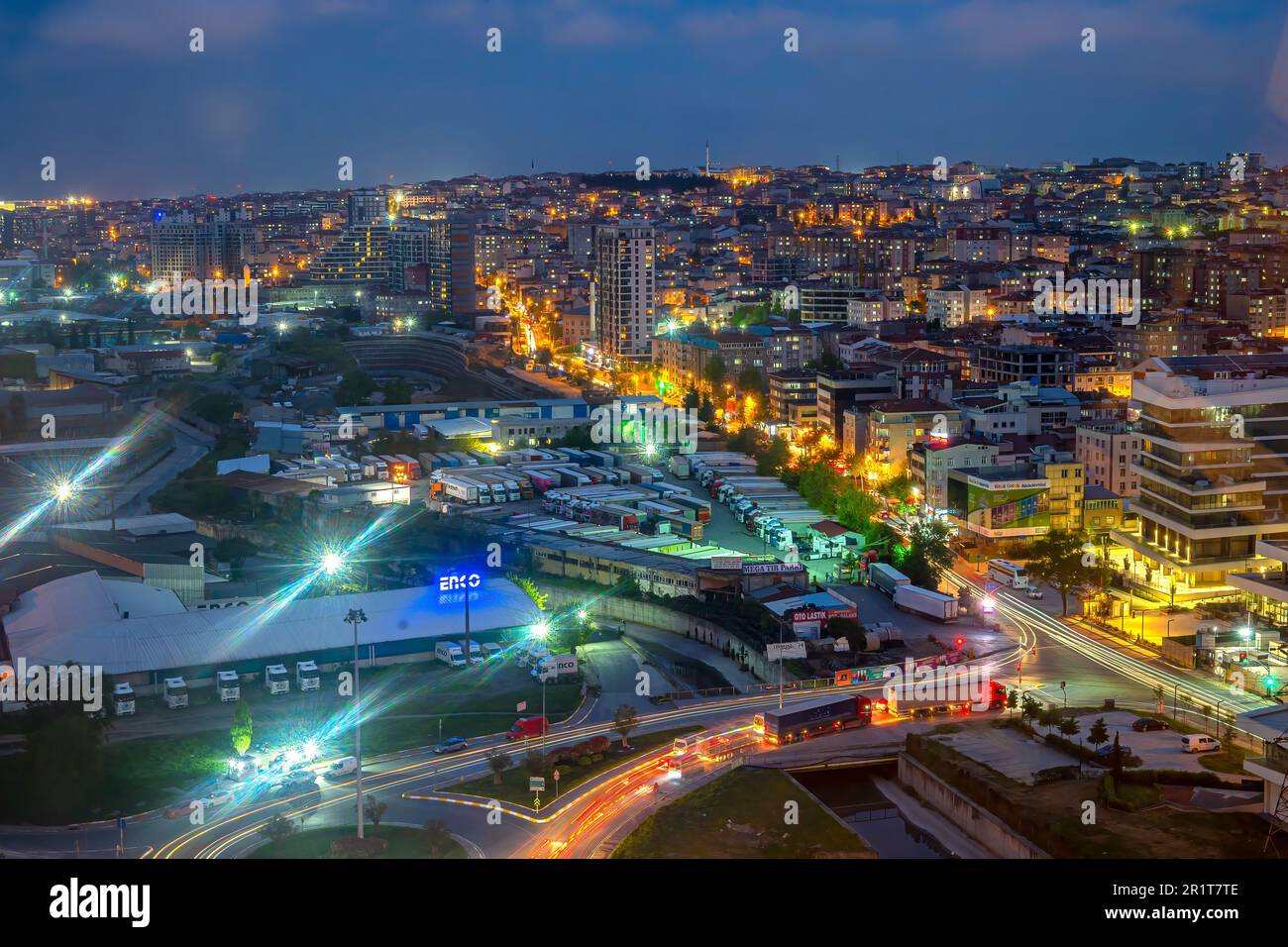 Zincirlikuyu und Gayrettepe District in istanbul. Wolkenkratzer, Einkaufszentrum und Wohnhäuser in Zincirlikuyu, einem der bevölkerungsreichsten Finanzviertel Stockfoto
