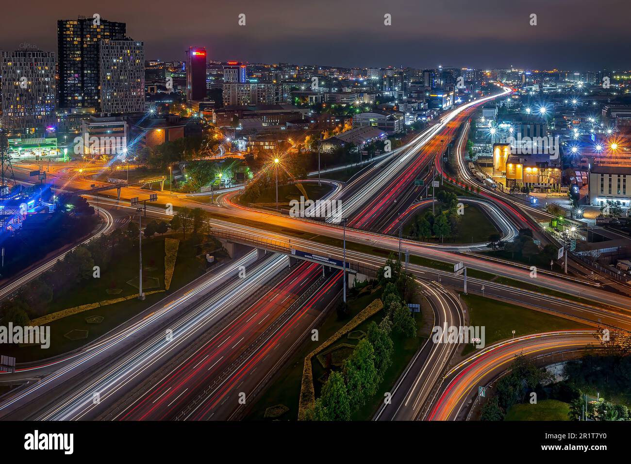 Zincirlikuyu und Gayrettepe District in istanbul. Wolkenkratzer, Einkaufszentrum und Wohnhäuser in Zincirlikuyu, einem der bevölkerungsreichsten Finanzviertel Stockfoto
