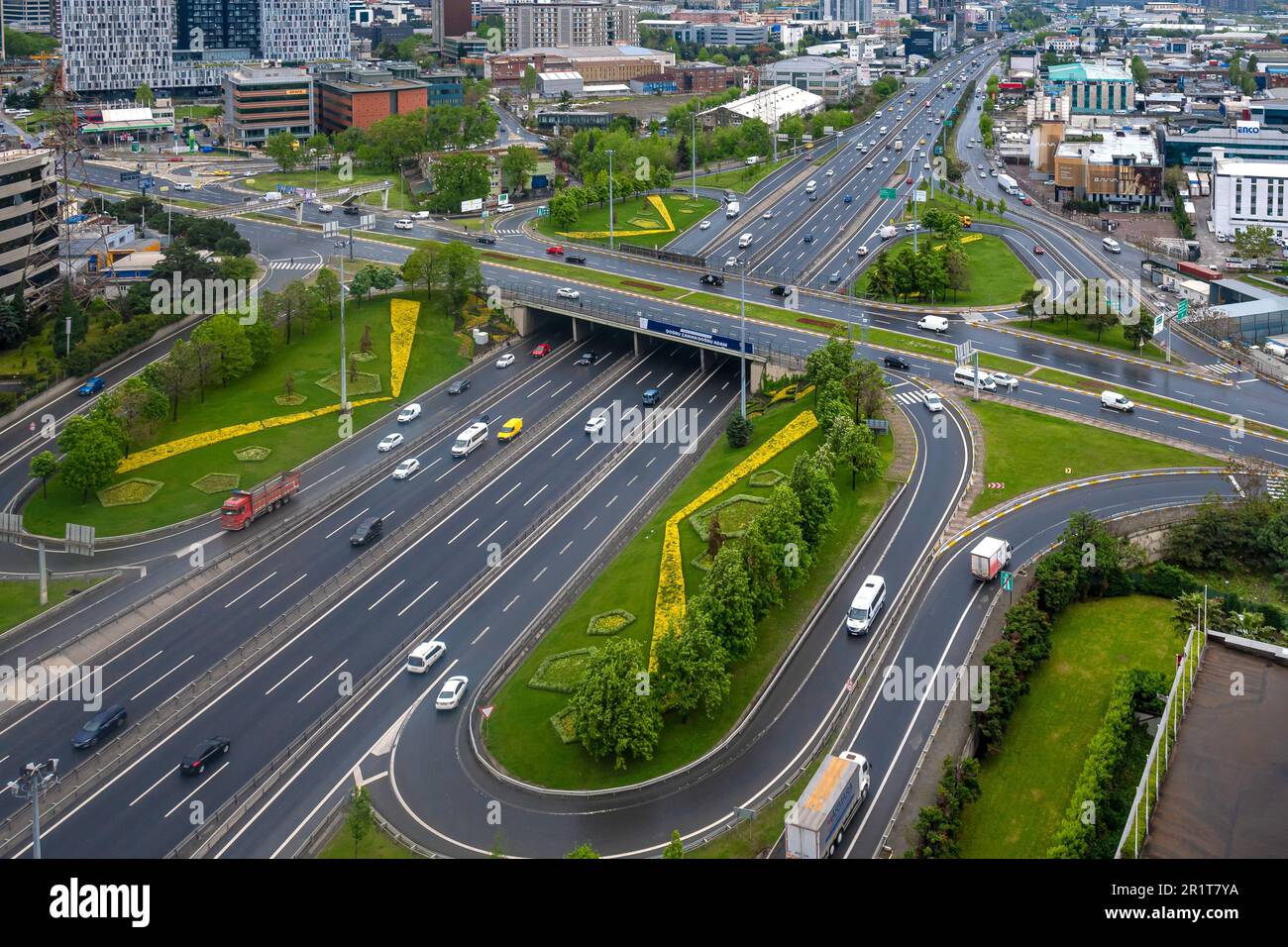 Zincirlikuyu und Gayrettepe District in istanbul. Wolkenkratzer, Einkaufszentrum und Wohnhäuser in Zincirlikuyu, einem der bevölkerungsreichsten Finanzviertel Stockfoto
