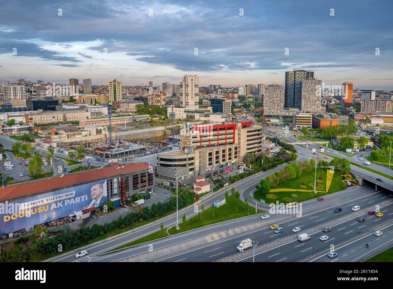 Zincirlikuyu und Gayrettepe District in istanbul. Wolkenkratzer, Einkaufszentrum und Wohnhäuser in Zincirlikuyu, einem der bevölkerungsreichsten Finanzviertel Stockfoto