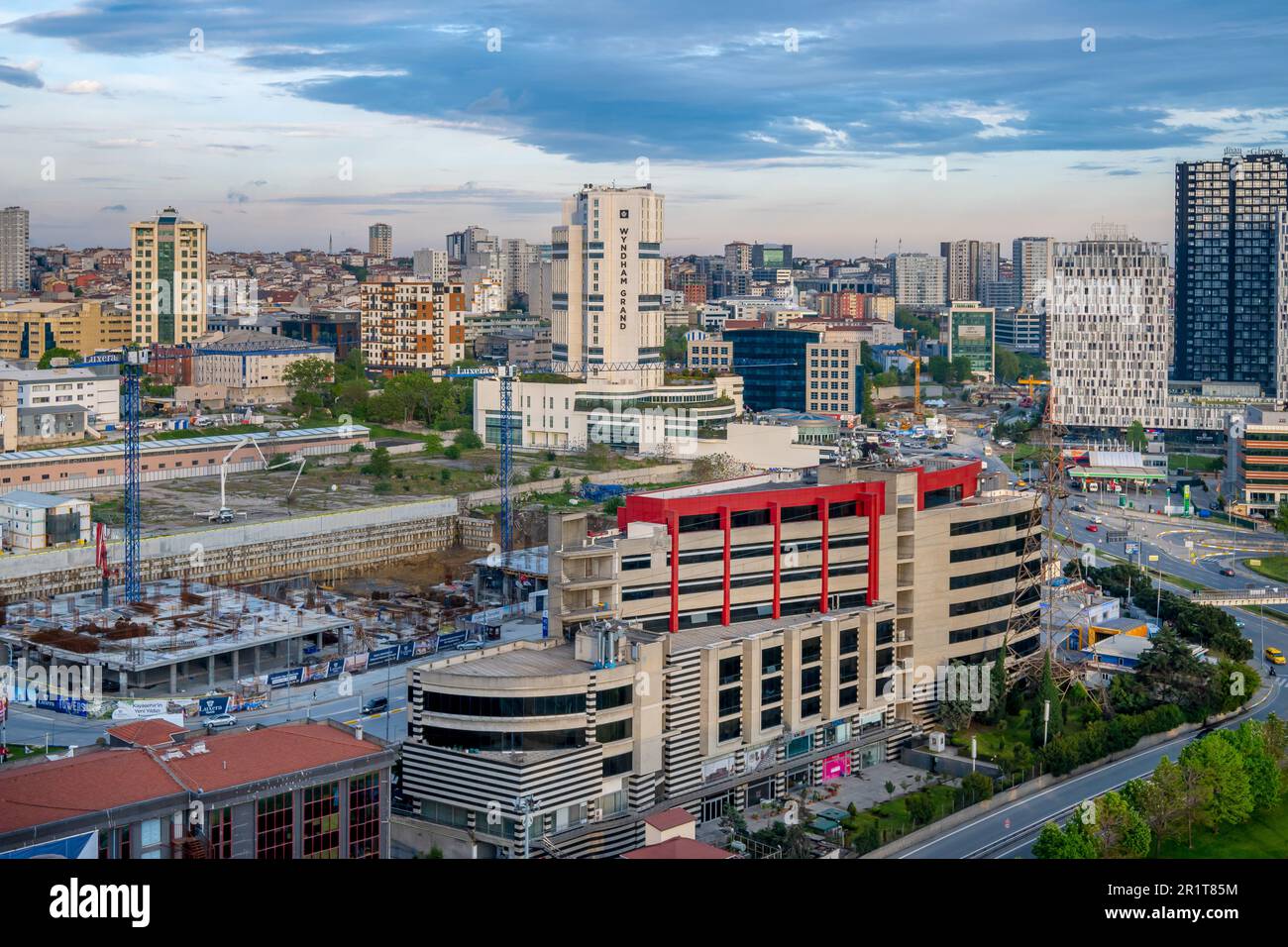 Zincirlikuyu und Gayrettepe District in istanbul. Wolkenkratzer, Einkaufszentrum und Wohnhäuser in Zincirlikuyu, einem der bevölkerungsreichsten Finanzviertel Stockfoto