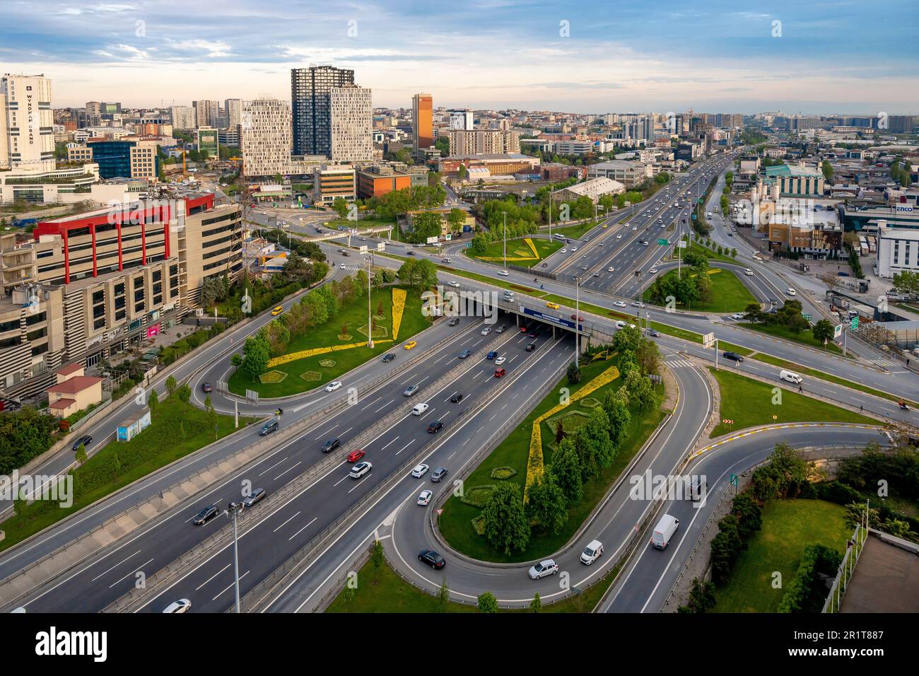Zincirlikuyu und Gayrettepe District in istanbul. Wolkenkratzer, Einkaufszentrum und Wohnhäuser in Zincirlikuyu, einem der bevölkerungsreichsten Finanzviertel Stockfoto