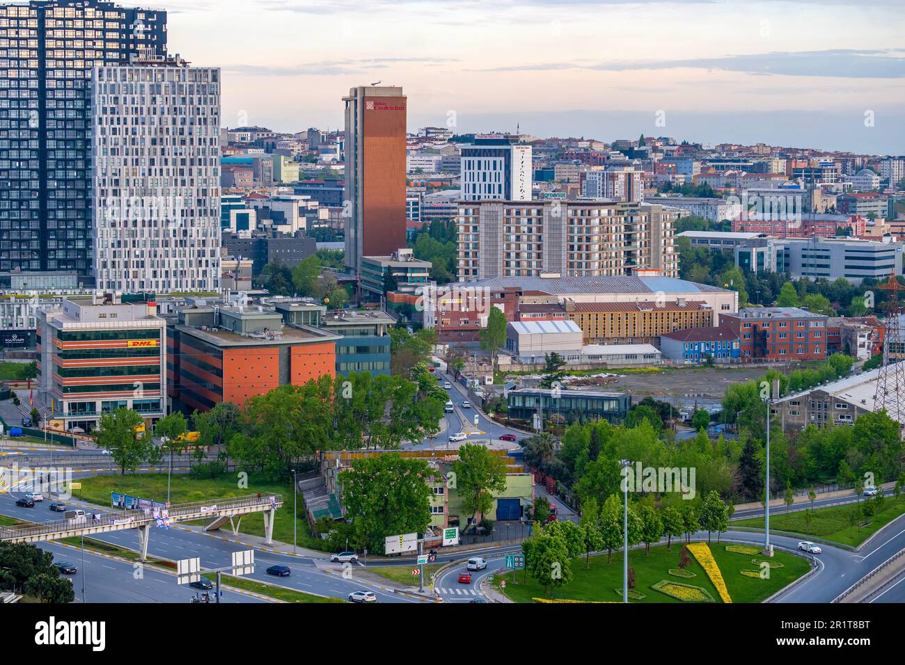 Zincirlikuyu und Gayrettepe District in istanbul. Wolkenkratzer, Einkaufszentrum und Wohnhäuser in Zincirlikuyu, einem der bevölkerungsreichsten Finanzviertel Stockfoto