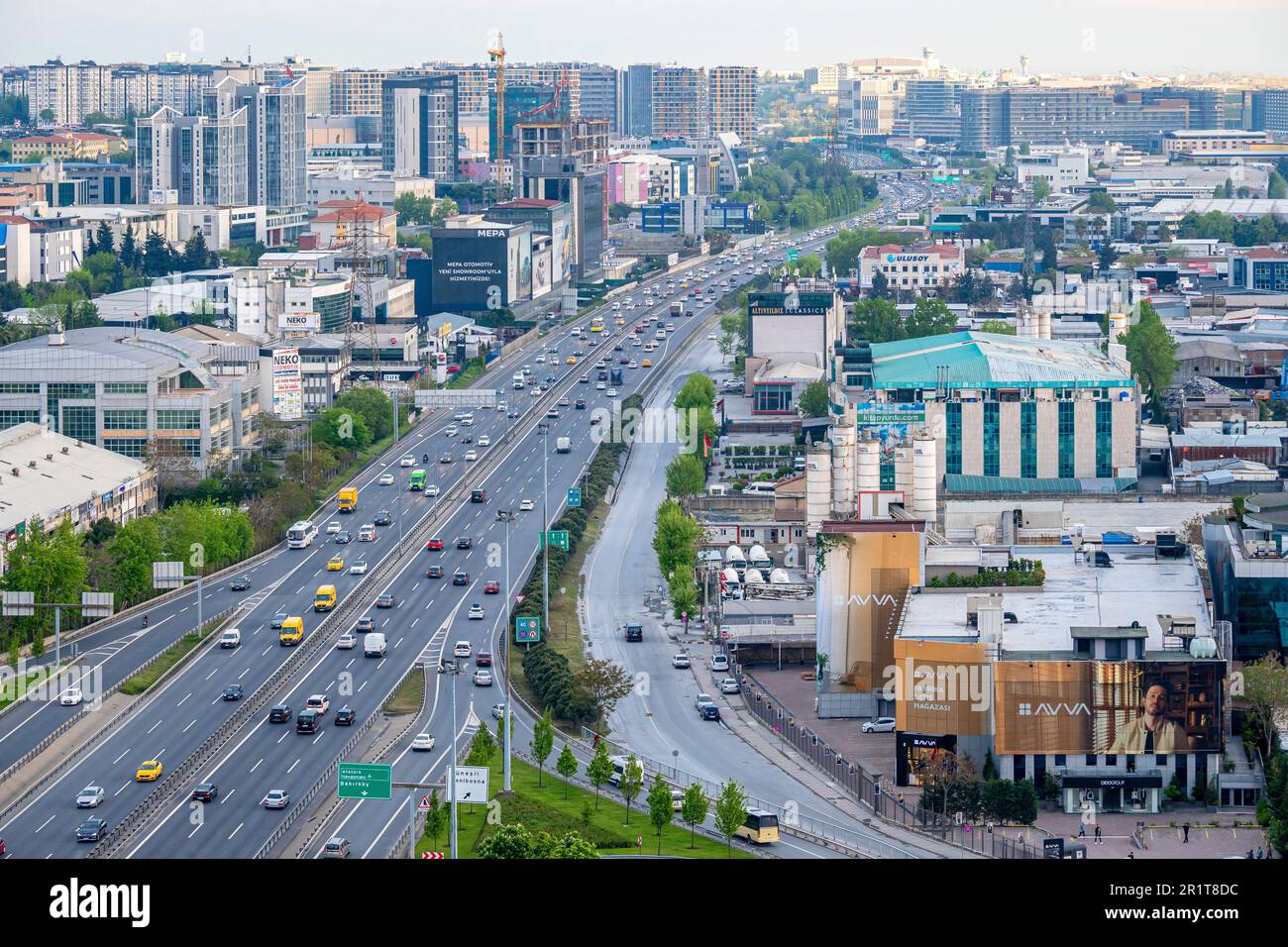 Zincirlikuyu und Gayrettepe District in istanbul. Wolkenkratzer, Einkaufszentrum und Wohnhäuser in Zincirlikuyu, einem der bevölkerungsreichsten Finanzviertel Stockfoto