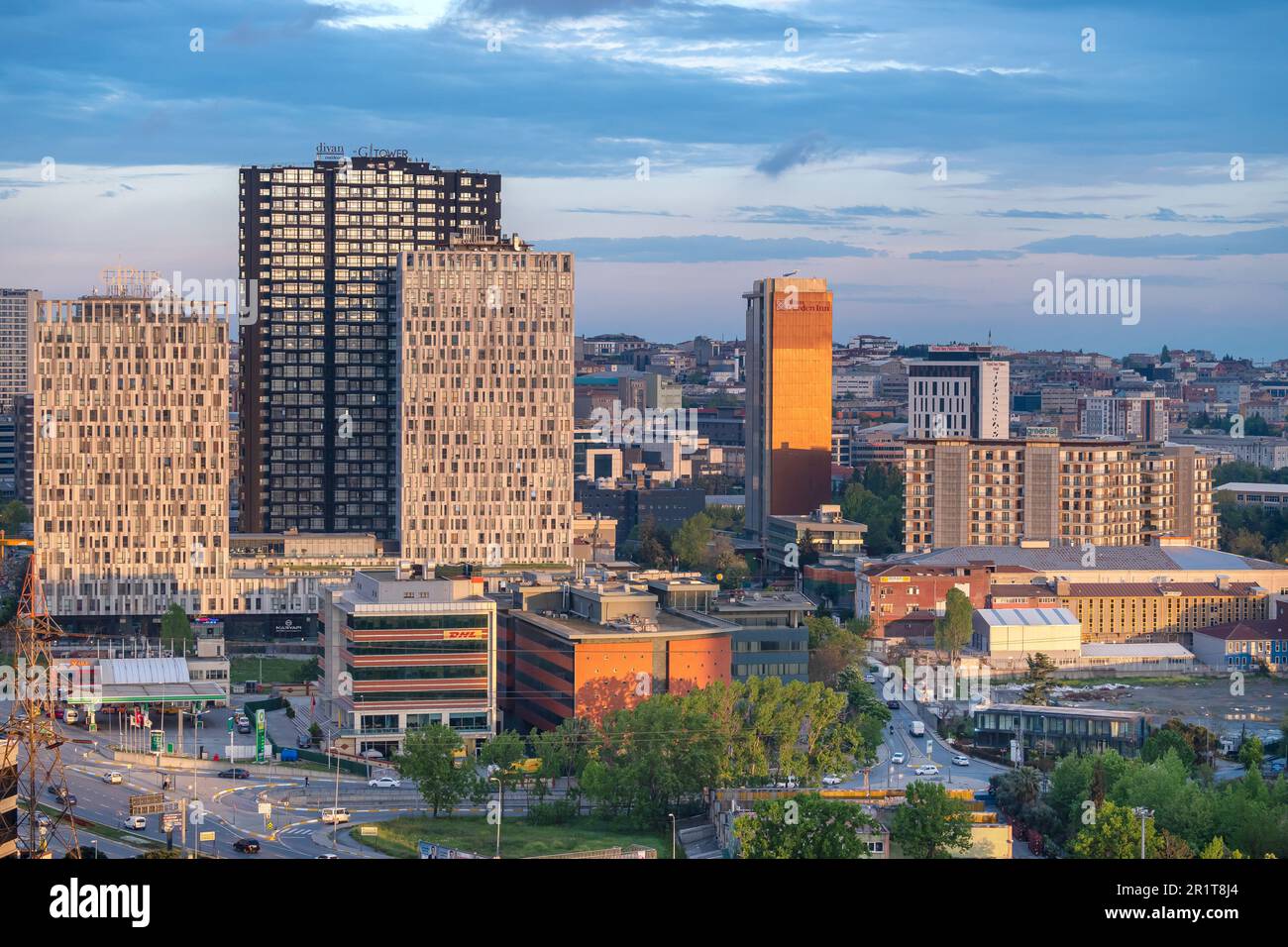 Zincirlikuyu und Gayrettepe District in istanbul. Wolkenkratzer, Einkaufszentrum und Wohnhäuser in Zincirlikuyu, einem der bevölkerungsreichsten Finanzviertel von mir Stockfoto