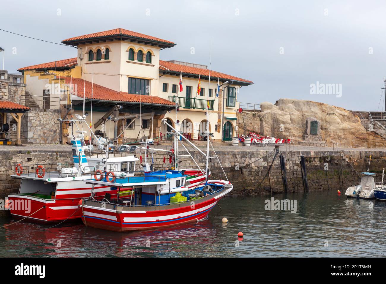 Foto des wunderschönen Fischereihafens in der spanischen Stadt comillas, kantabrien. Stockfoto