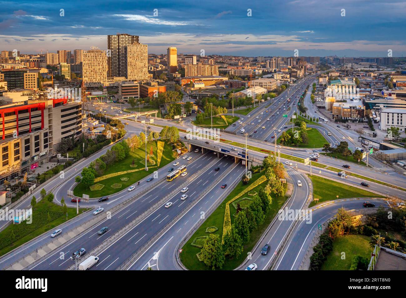 Zincirlikuyu und Gayrettepe District in istanbul. Wolkenkratzer, Einkaufszentrum und Wohnhäuser in Zincirlikuyu, einem der bevölkerungsreichsten Finanzviertel Stockfoto