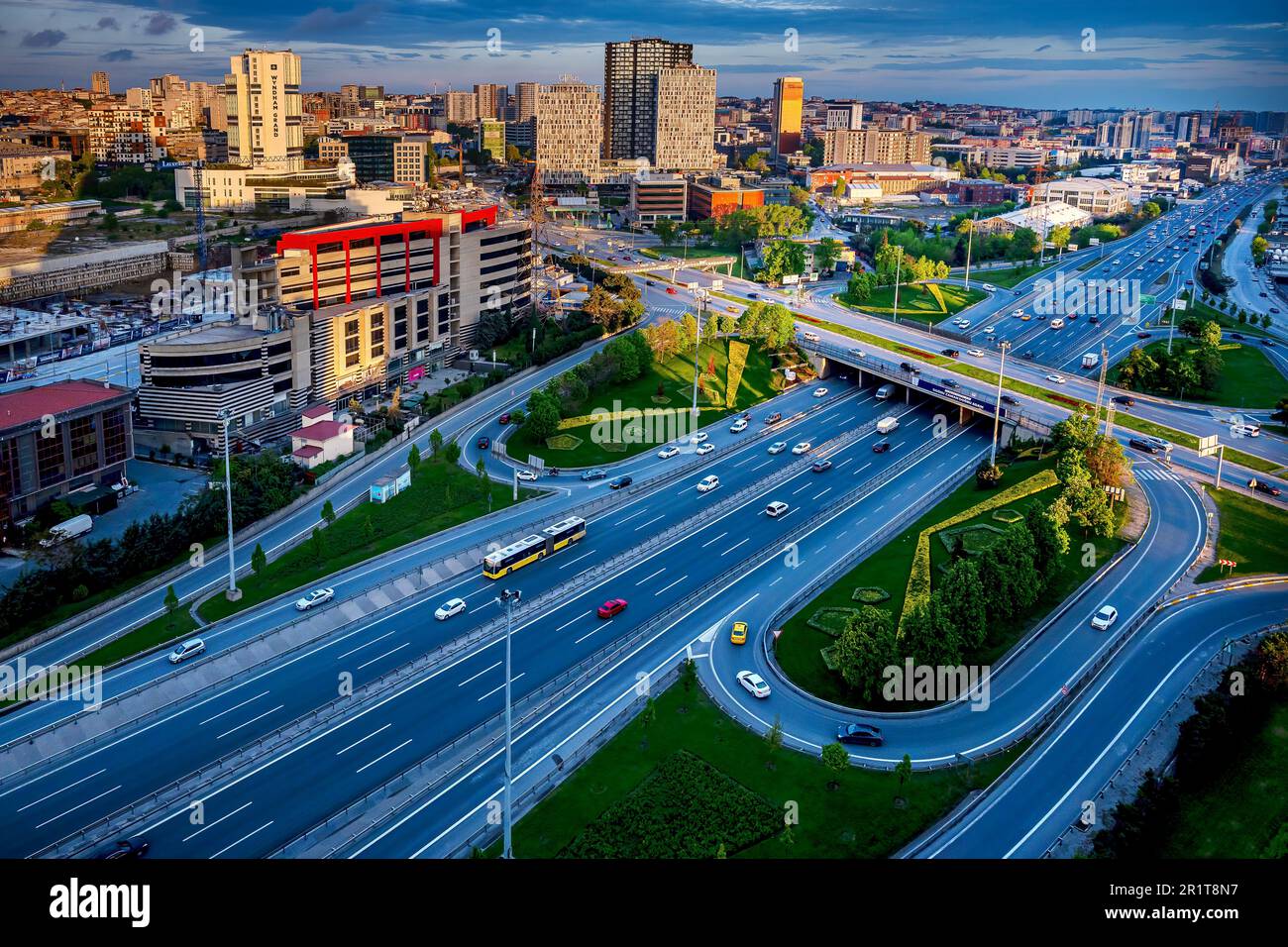 Zincirlikuyu und Gayrettepe District in istanbul. Wolkenkratzer, Einkaufszentrum und Wohnhäuser in Zincirlikuyu, einem der bevölkerungsreichsten Finanzviertel von mir Stockfoto