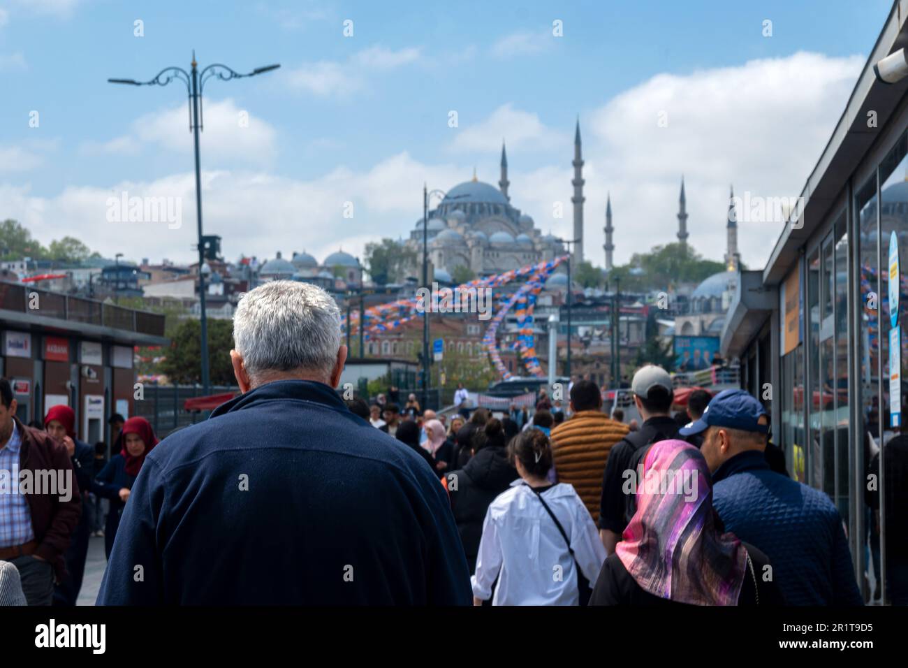 Touristischen Boote in der Bucht Goldenes Horn in Istanbul und Blick auf die Süleymaniye-Moschee, Türkei Stockfoto