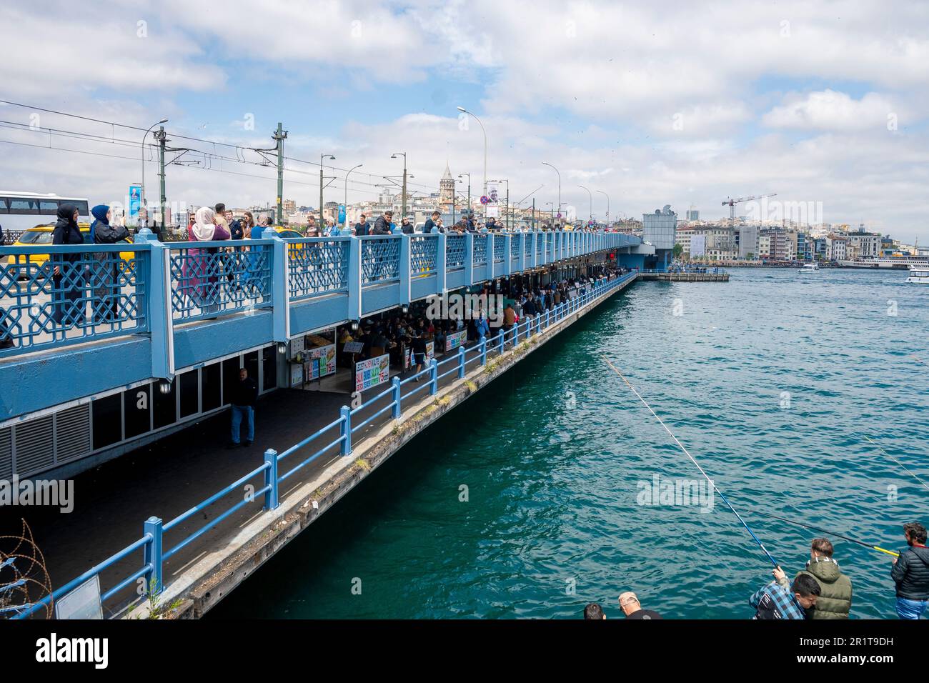 Touristischen Boote in der Bucht Goldenes Horn in Istanbul und Blick auf die Süleymaniye-Moschee, Türkei Stockfoto