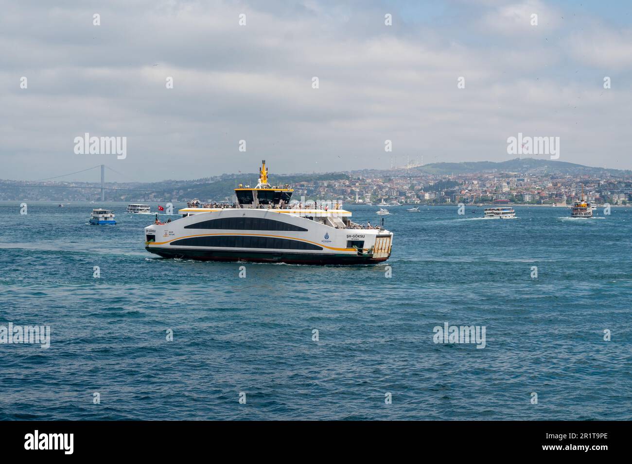 Touristischen Boote in der Bucht Goldenes Horn in Istanbul und Blick auf die Süleymaniye-Moschee, Türkei Stockfoto