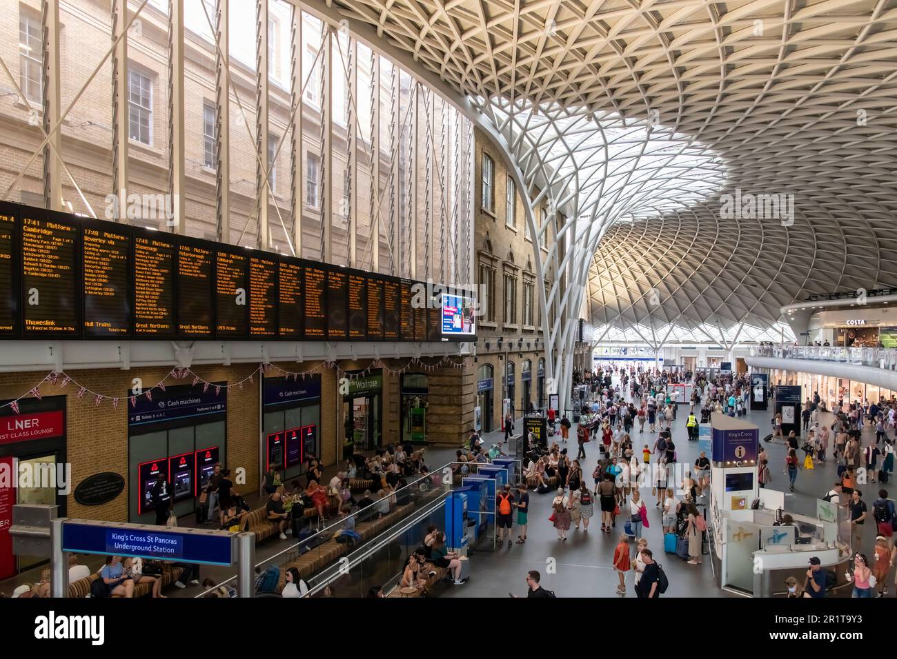 London, England - August 2022; hohe Innenansicht vom Balkon der Halle des King's Cross Bahnhofs mit Blick auf einen großen Einzelbereich Stockfoto