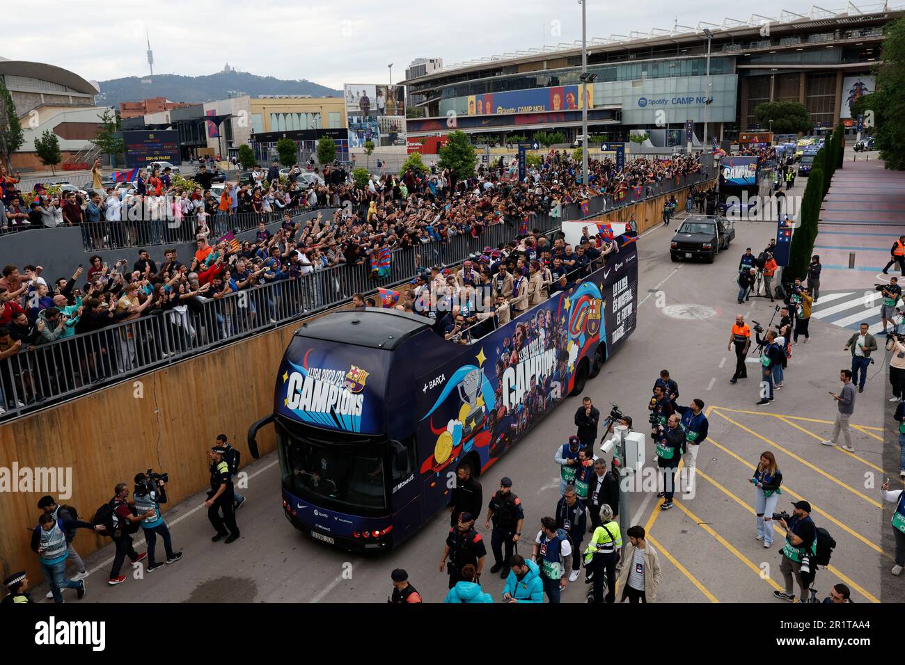 Barcelona men's team players celebrate from a bus during a parade to celebrate winning La Liga in Barcelona, Spain, Monday May 15, 2023. (AP Photo/Joan Monfort) Stockfoto