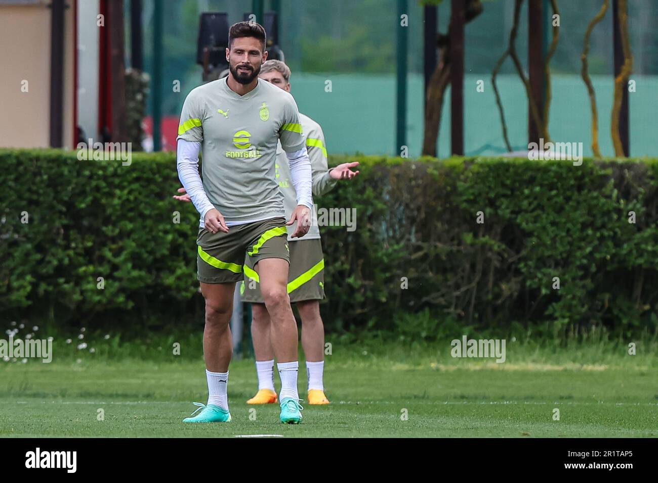 Carnago, Italien. 15. Mai 2023. Olivier Giroud vom AC Mailand wärmt sich während des AC Mailand Trainings im Milanello Sports Center vor dem Halbfinalspiel der UEFA Champions League gegen den FC Internazionale im San Siro Stadion, Mailand, Italien, am 15. Mai 2023 ab: Live Media Publishing Group/Alamy Live News Stockfoto