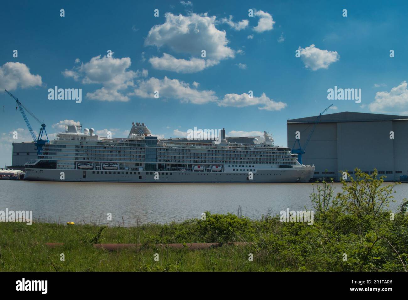 Die Meyer-Werft in Papenburg, ein Kreuzfahrtschiff wird bald über die Ems in die Nordsee gebracht Stockfoto