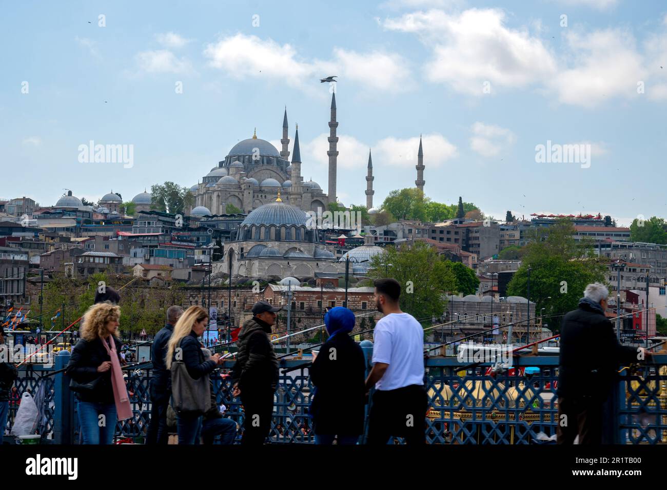 Touristischen Boote in der Bucht Goldenes Horn in Istanbul und Blick auf die Süleymaniye-Moschee, Türkei Stockfoto