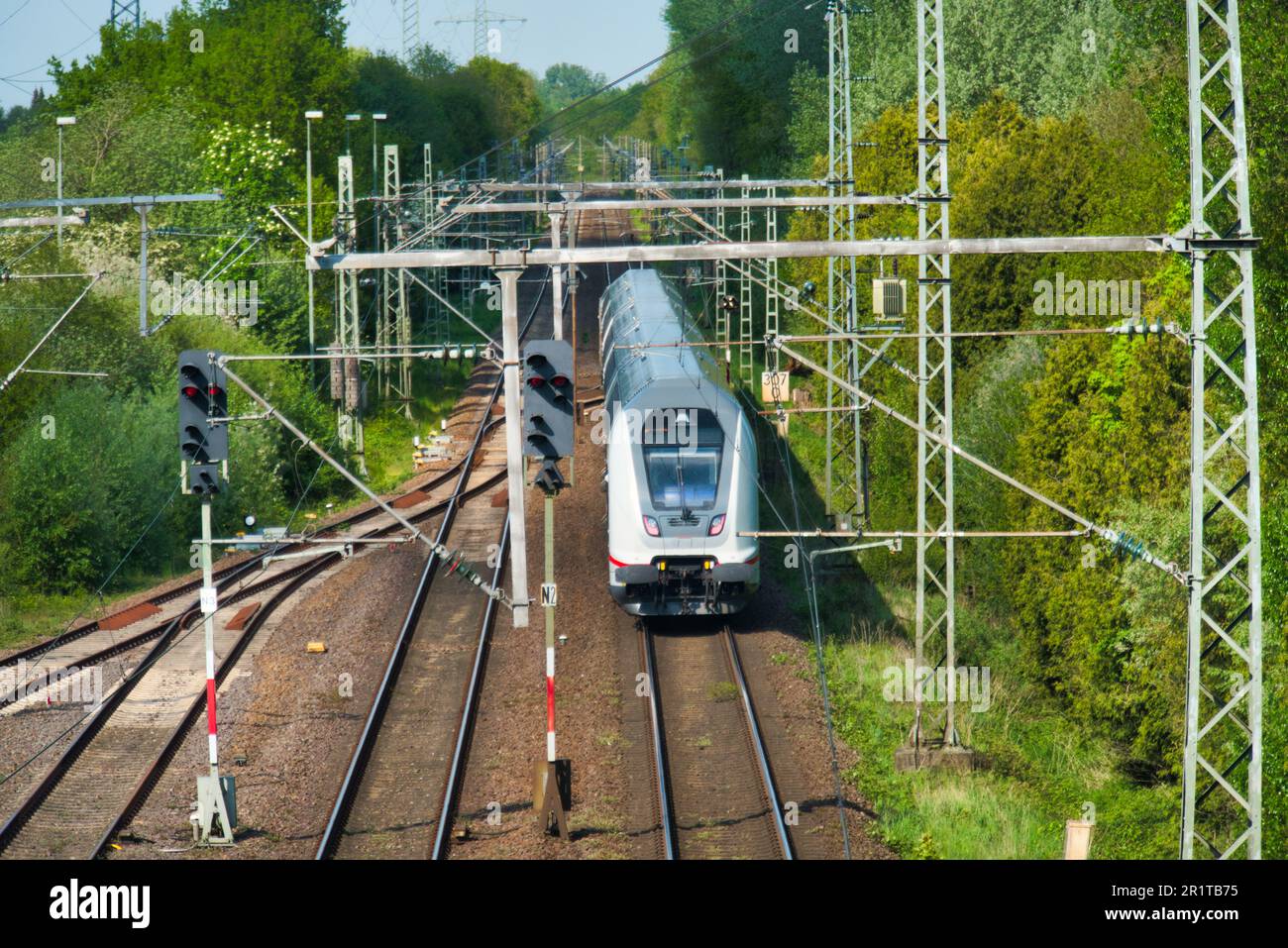 Deutsche Bahn nach der Abfahrt Papenburg in Richtung leer. Die Signale sind rot. Stockfoto