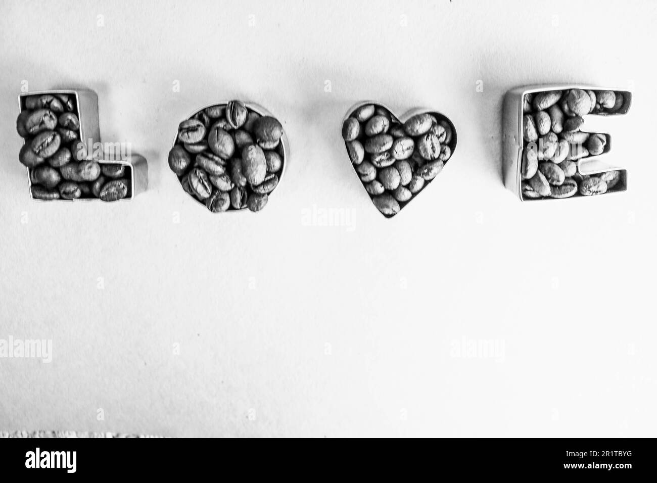 Wunderschöne Textur mit der Aufschrift „Liebe zum valentinstag“ aus gerösteten, ausgewählten braunen, natürlichen aromatischen Arabica-Kaffeebohnen, robusta C Stockfoto