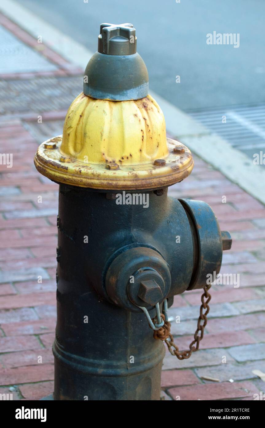 Rostiger Straßenhydrant auf der Straße. Boston, USA Stockfoto