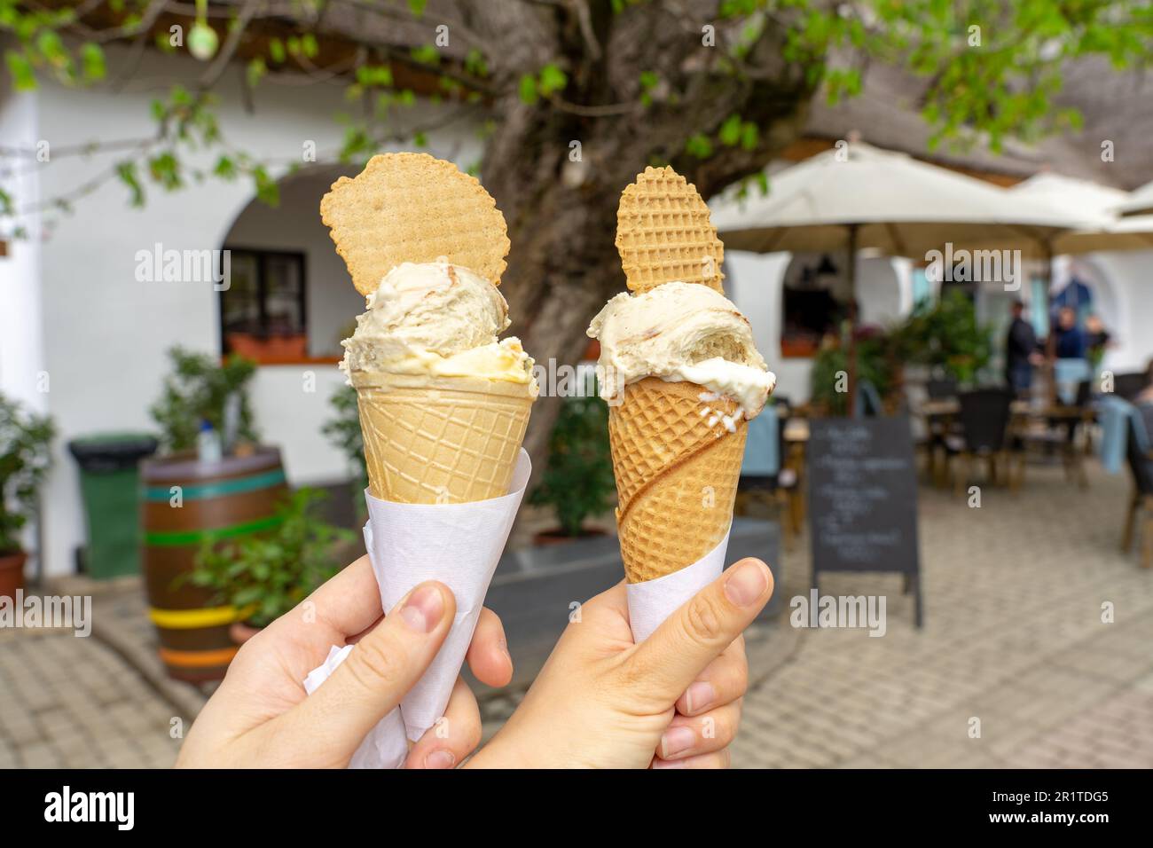 Ein Paar isst gemeinsam Eis aus Zapfen neben dem Plattensee in Ungarn. Stockfoto