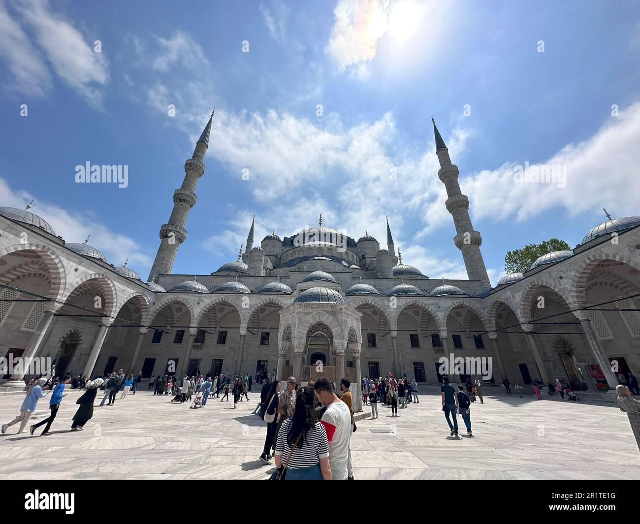 Blick auf die Moschee Beyazit in Istanbul. Beyazit-Moschee aus dem 16. Jahrhundert osmanische kaiserliche Moschee vom Beyazit-Platz oder Freedom-Platz aus gesehen Stockfoto