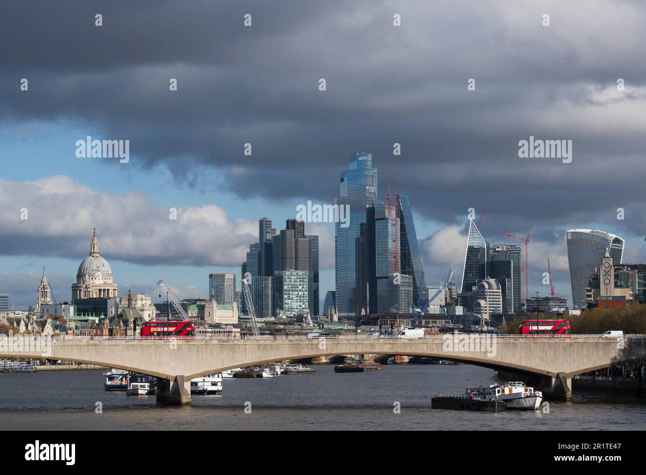 Zwei neue Routemaster-Busse überqueren die Waterloo Bridge über die Themse mit der Kuppel von St. Pauls Cathedral und die Wolkenkratzer der City of London Stockfoto
