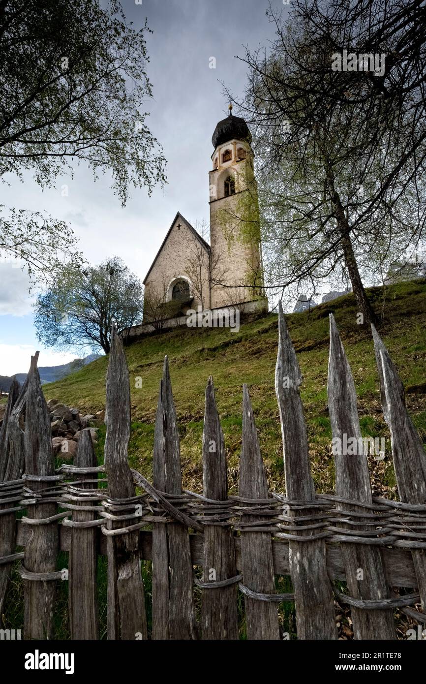 Die gotisch-romanische Kirche St. Konstantin (St. Konstantin). Fiè allo Sciliar (Völs am Schlern), Südtirol, Italien. Stockfoto