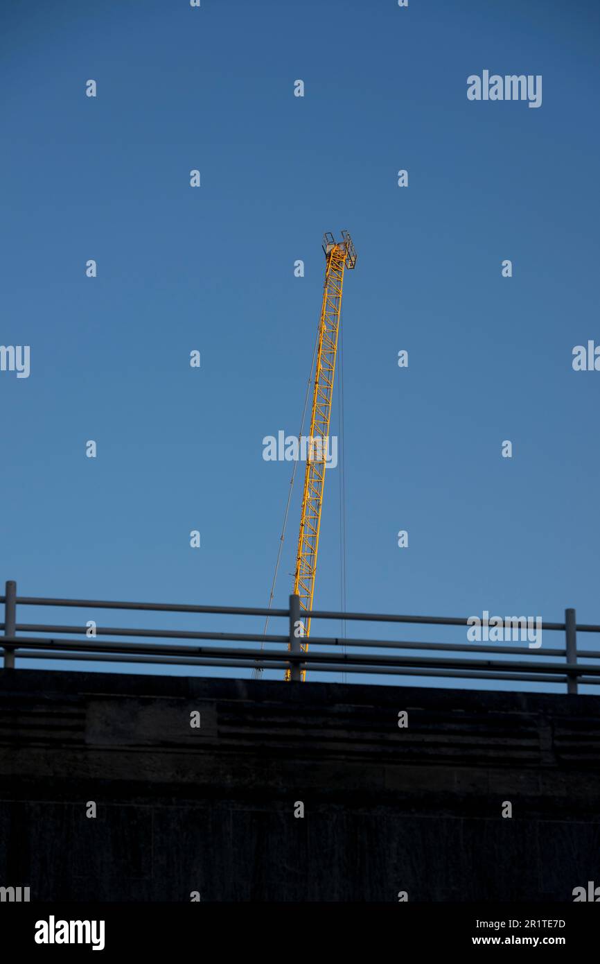 Ein Kranausleger, der sich über der Waterloo Bridge in London, Großbritannien, erhebt. November 2022 Stockfoto