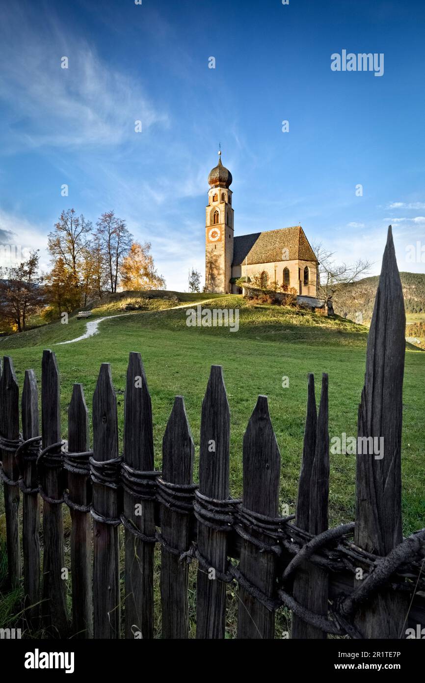 Die gotisch-romanische Kirche St. Konstantin (St. Konstantin). Fiè allo Sciliar (Völs am Schlern), Südtirol, Italien. Stockfoto