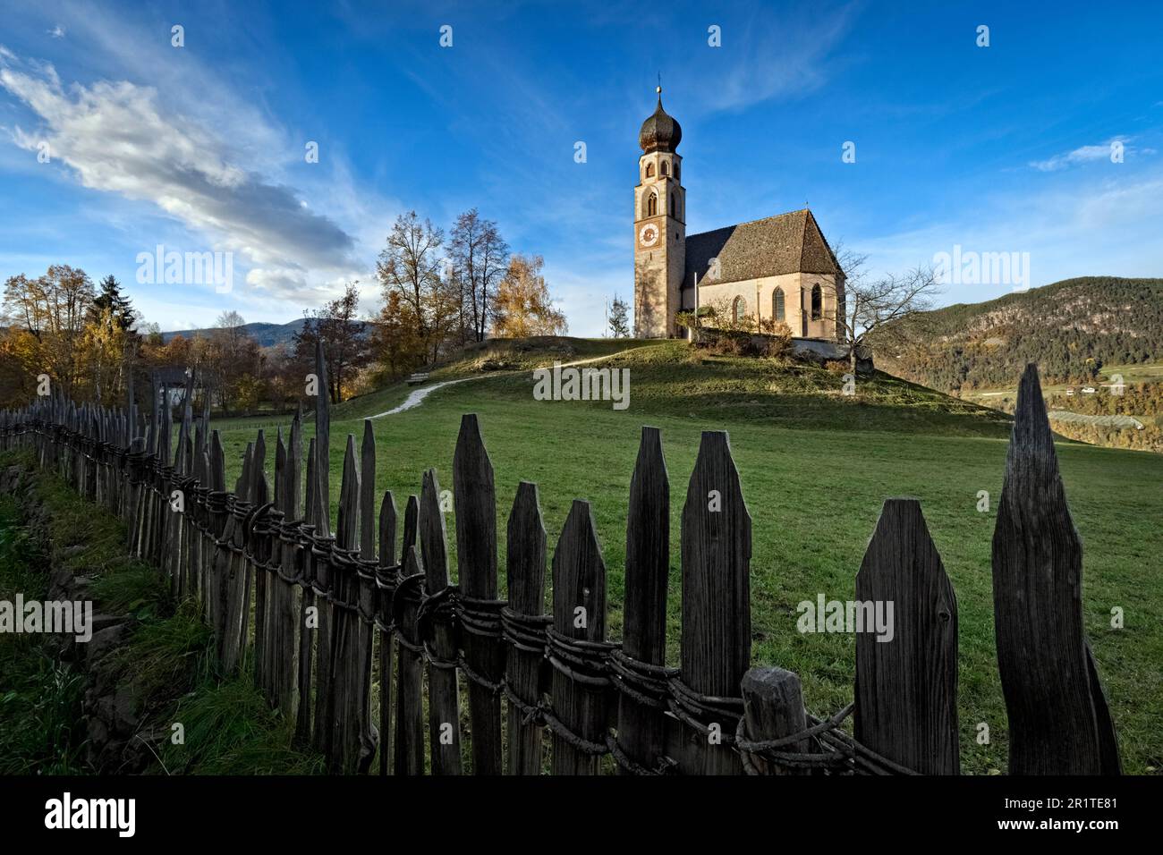 Die gotisch-romanische Kirche St. Konstantin (St. Konstantin). Fiè allo Sciliar (Völs am Schlern), Südtirol, Italien. Stockfoto