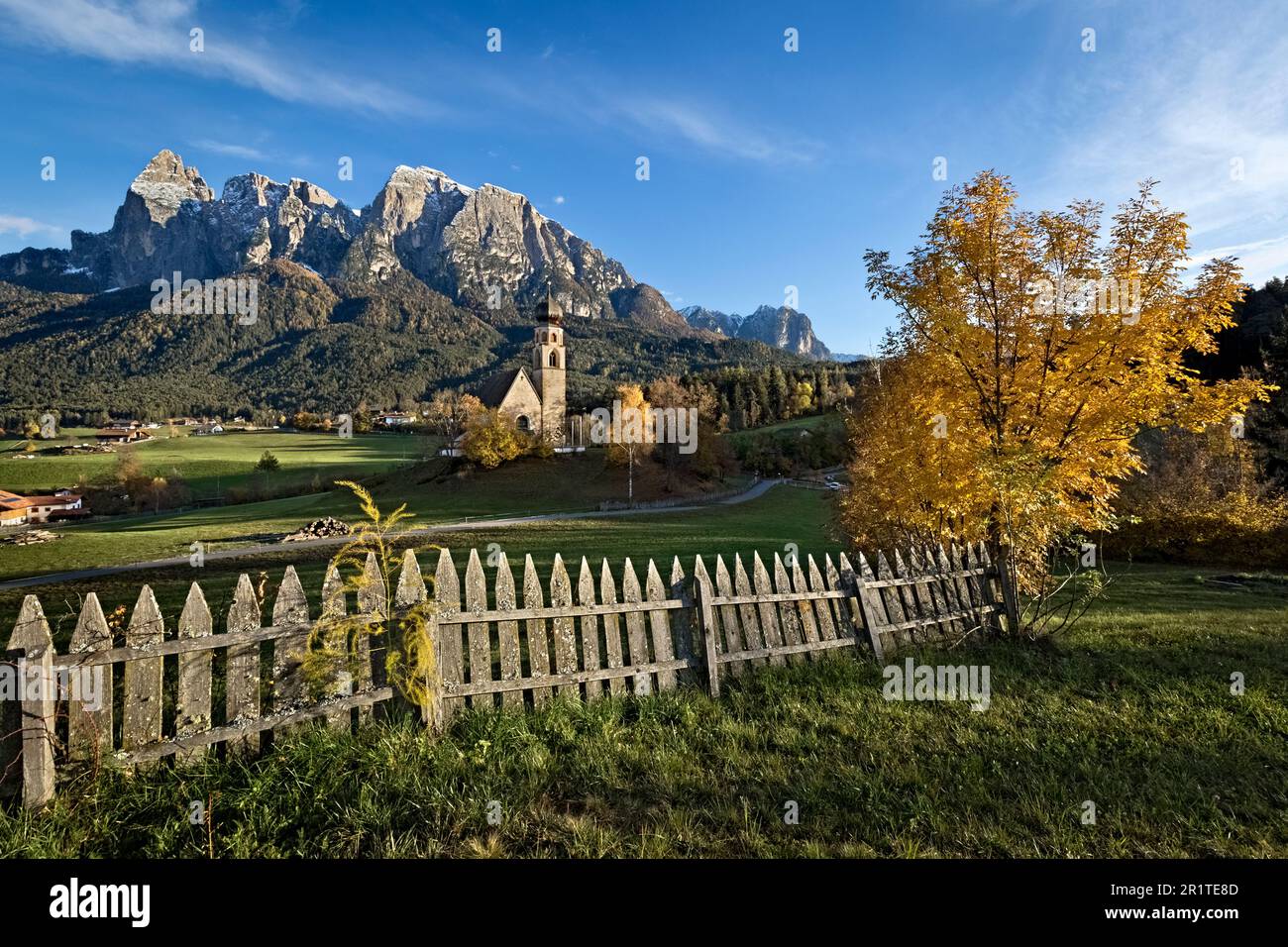 Die gotisch-romanische Kirche St. Konstantin (St. Konstantin). Im Hintergrund das Sciliar-Massiv. Fiè allo Sciliar, Südtirol, Italien. Stockfoto