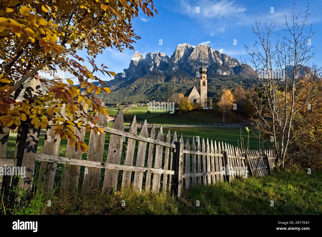 Die gotisch-romanische Kirche St. Konstantin (St. Konstantin). Im Hintergrund das Sciliar-Massiv. Fiè allo Sciliar, Südtirol, Italien. Stockfoto