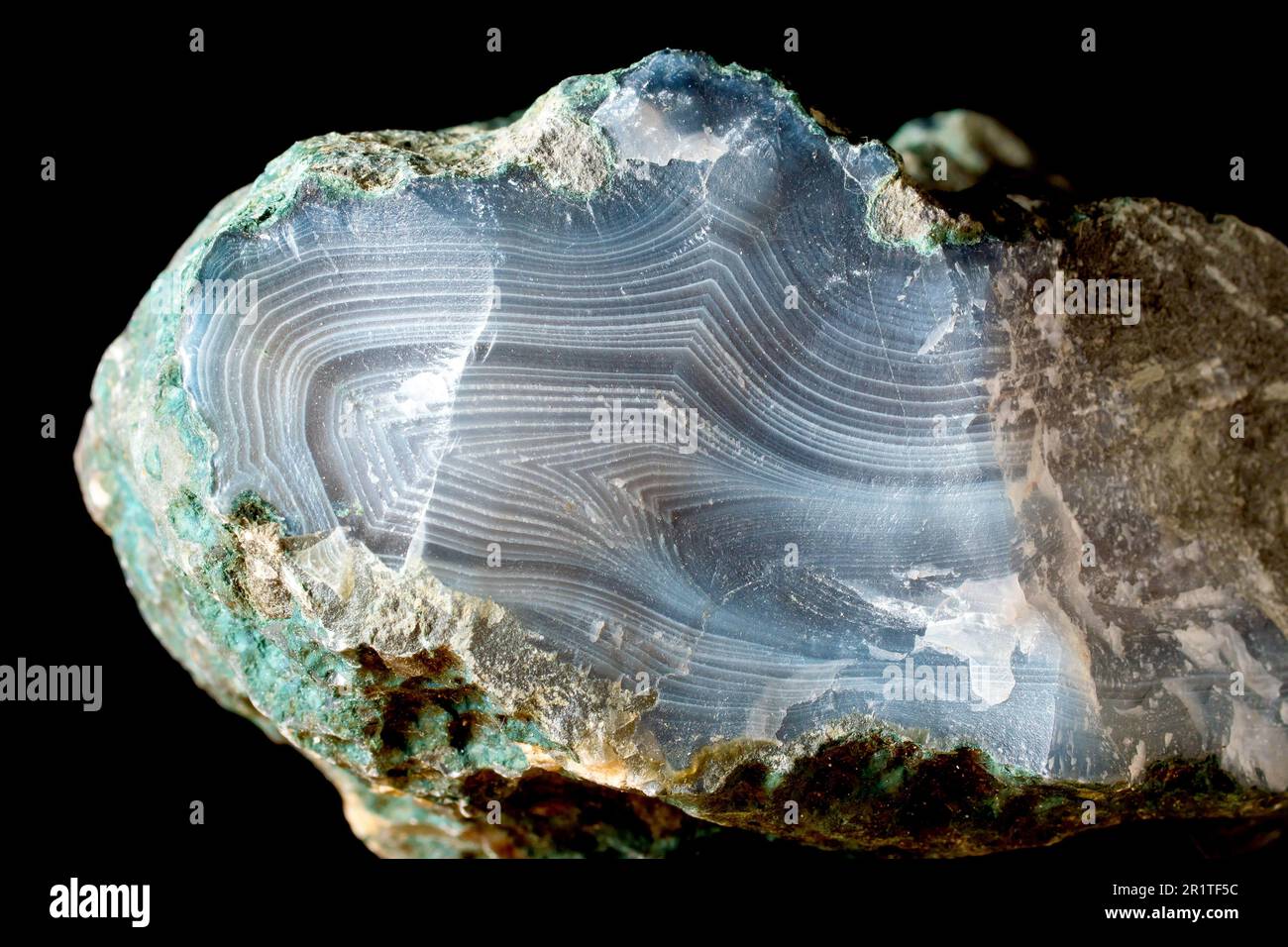 Nahaufnahme eines großen Achatsteins, eines verbandelten, variegierten Halbwertvorkommens des Silikat-Mineral-Chalcedons. Stockfoto