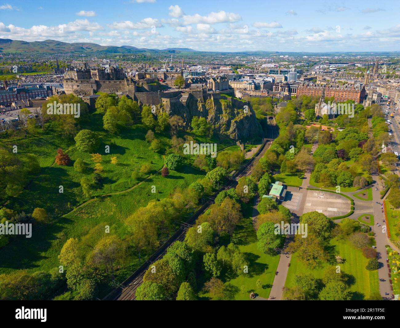 Luftaufnahme von der Drohne von West Princes Street Gardens und Edinburgh Castle in Edinburgh, Schottland, Großbritannien Stockfoto