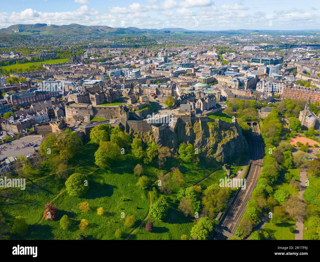 Luftaufnahme von der Drohne von West Princes Street Gardens und Edinburgh Castle in Edinburgh, Schottland, Großbritannien Stockfoto