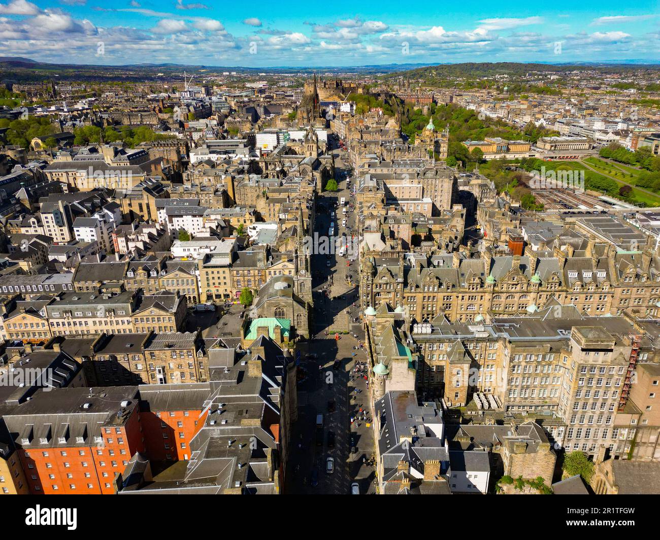 Luftaufnahme von der Drohne entlang der Royal Mile in Edinburgh Old Town, Schottland, Großbritannien Stockfoto