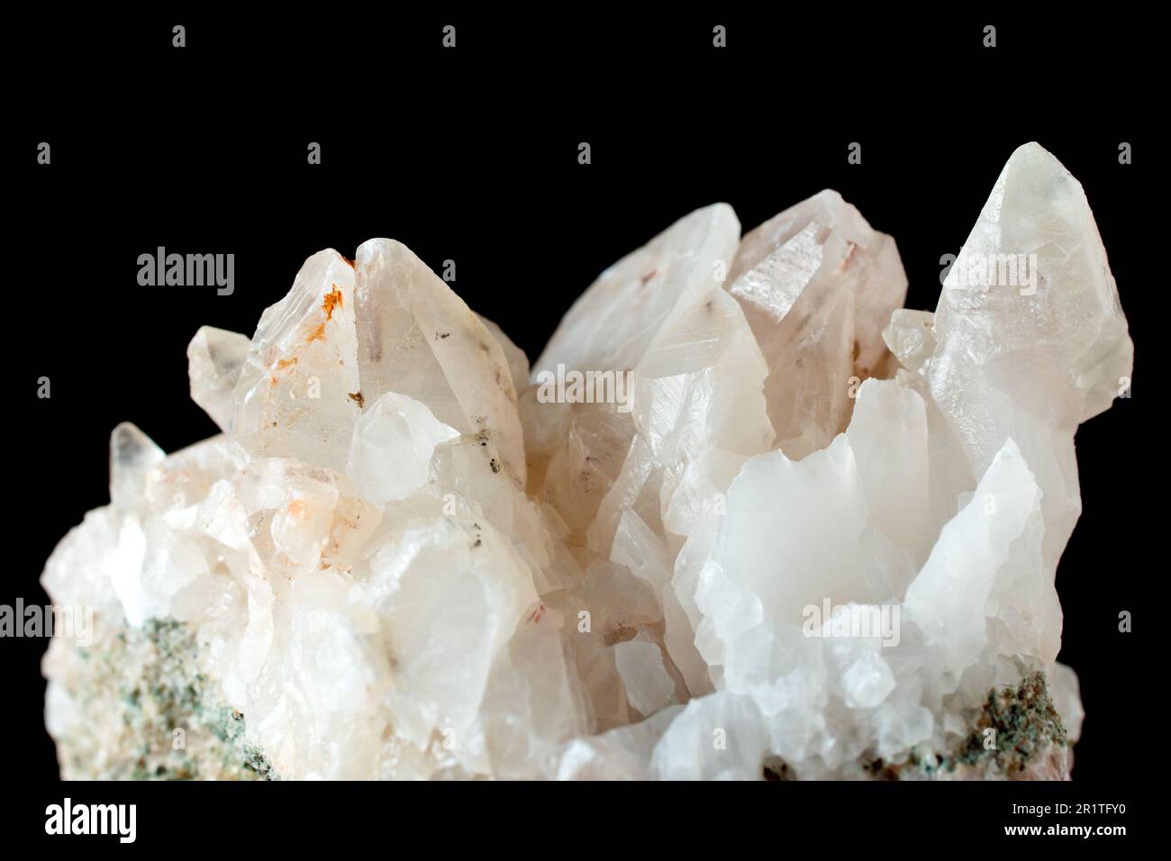 Nahaufnahme eines Felsens mit milchigen Quarzkristallen, eines der häufigsten felsbildenden Silikatmineralien. Stockfoto