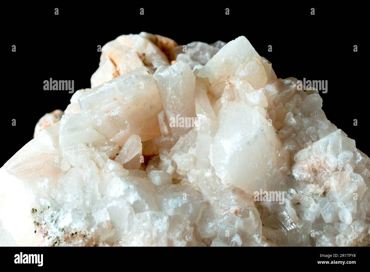 Nahaufnahme eines Felsens mit milchigen Quarzkristallen, eines der häufigsten felsbildenden Silikatmineralien. Stockfoto