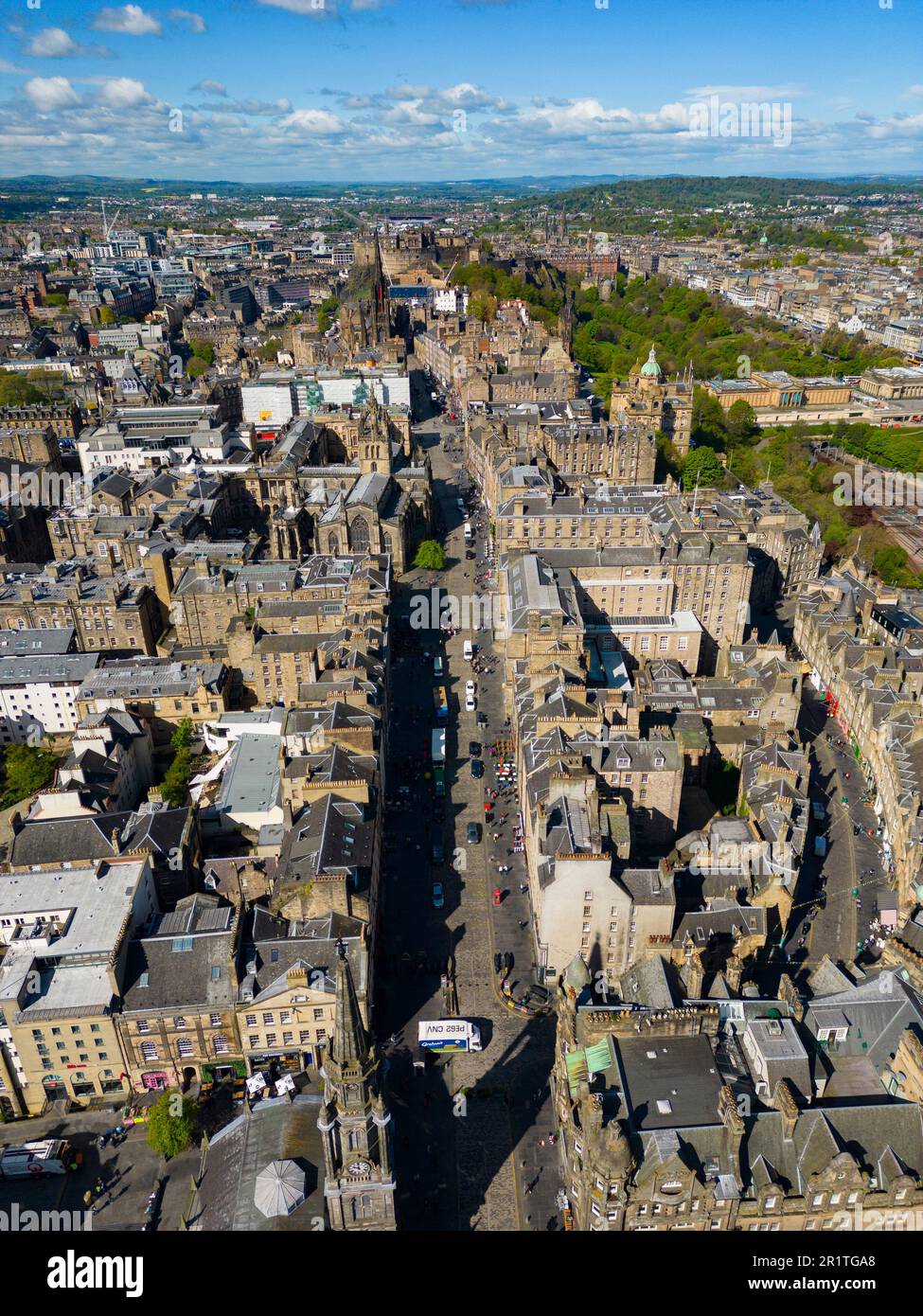Luftaufnahme von der Drohne entlang der Royal Mile in Edinburgh Old Town, Schottland, Großbritannien Stockfoto