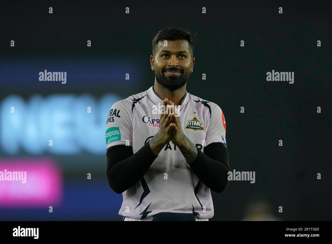 Gujarat Titans' Hardik Pandya gestures towards spectators during the Indian Premier League cricket match between Gujarat Titans and Sunrisers Hyderabad in Ahmedabad, India, Monday, May 15, 2023. (AP Photo/Ajit Solanki) Stockfoto